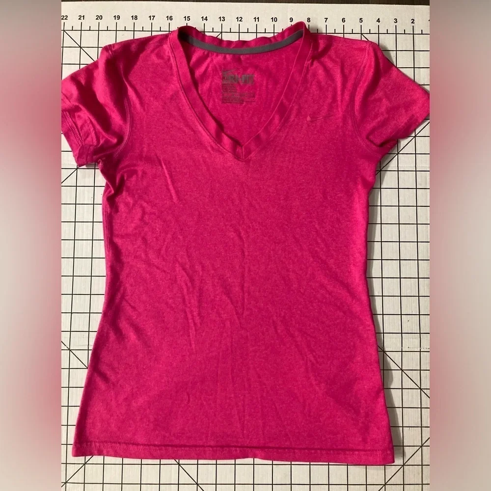 Nike Dri-Fit Women’s Size Medium Pink‎ Regular Fit Tee